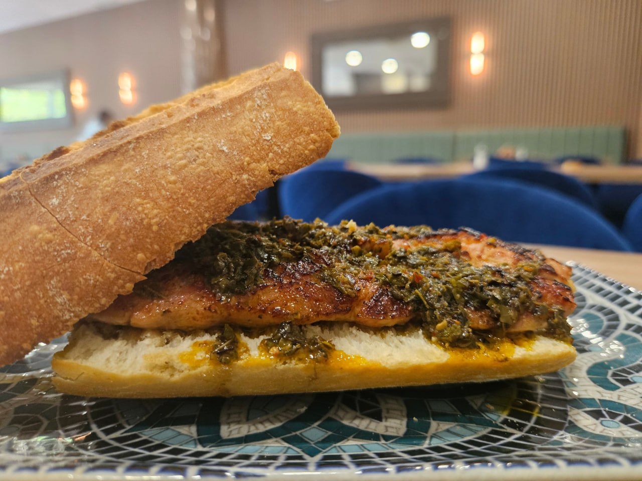 Chorizo criollo con salsa chimichurri